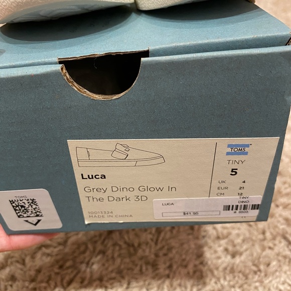 B2G1- Grey Dino- Glow in the dark 3D - Picture 3 of 3